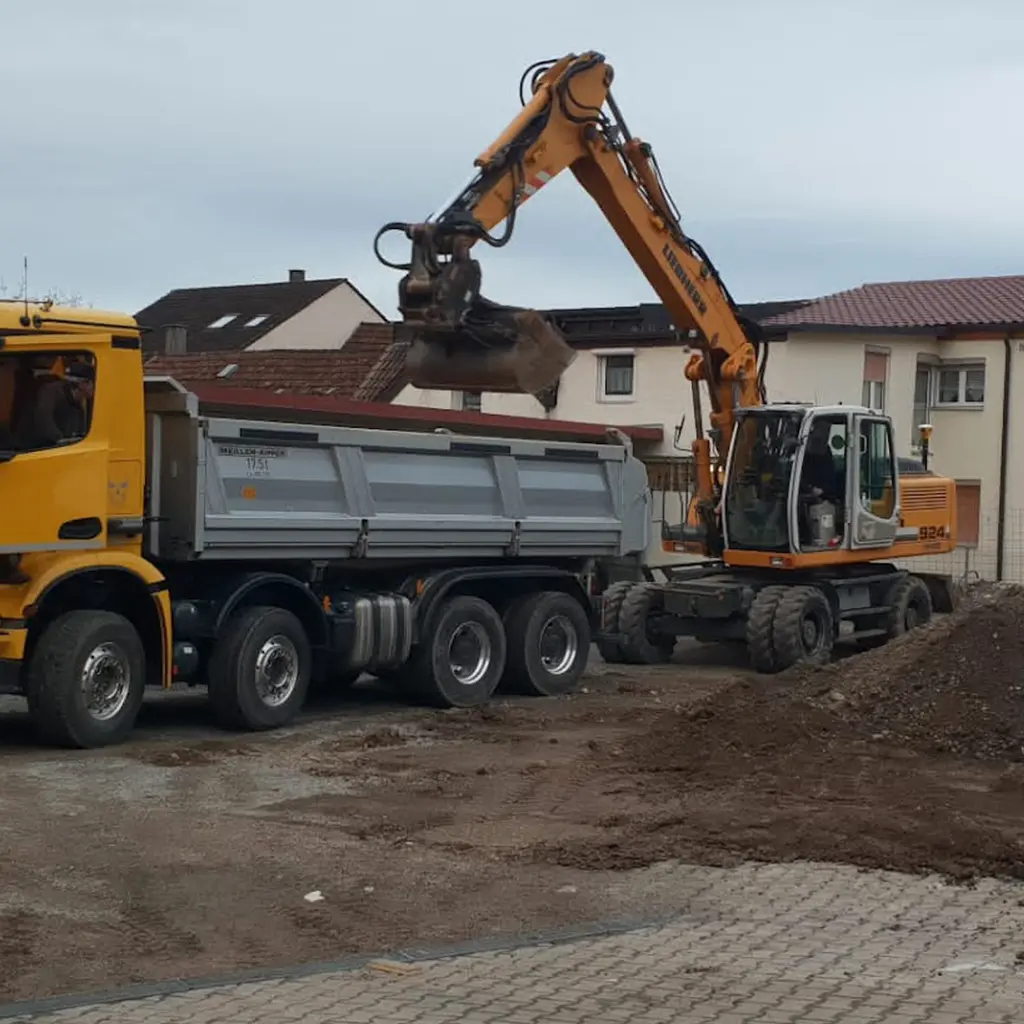Radbagger beim Beladen eines Lkw