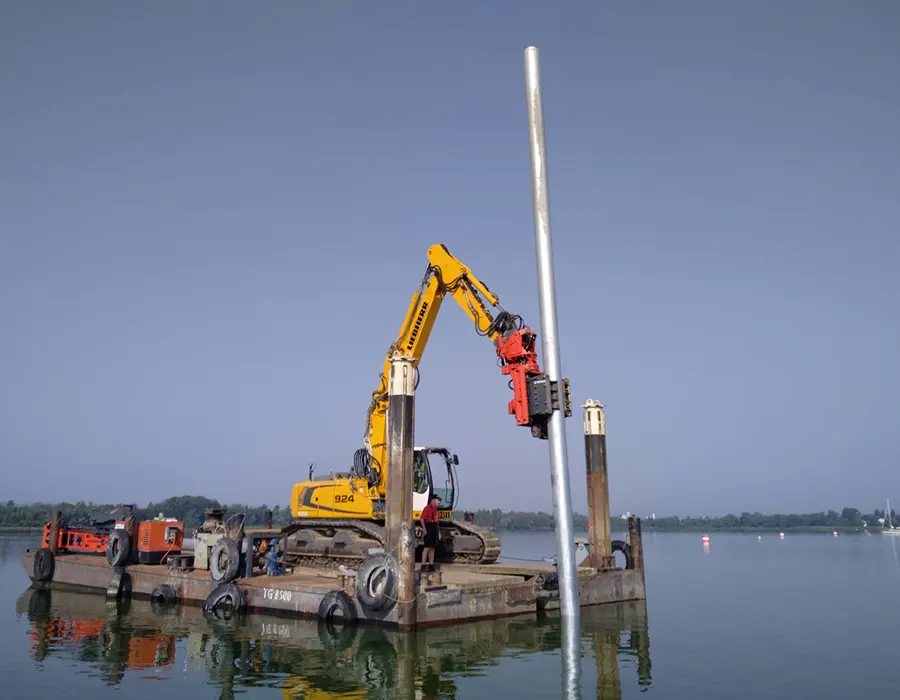 Bagger auf einem Ponton beim Einsatz auf dem Wasser